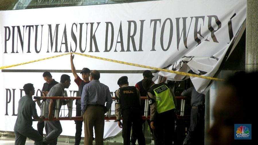 Tim Labfor Polri juga memeriksa koridor di Tower 1 Gedung BEI yang memiliki struktur bangunan yang serupa dengan koridor yang ambruk kemarin.