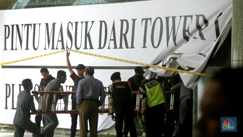 Tim Labfor Polri juga memeriksa koridor di Tower 1 Gedung BEI yang memiliki struktur bangunan yang serupa dengan koridor yang ambruk kemarin.