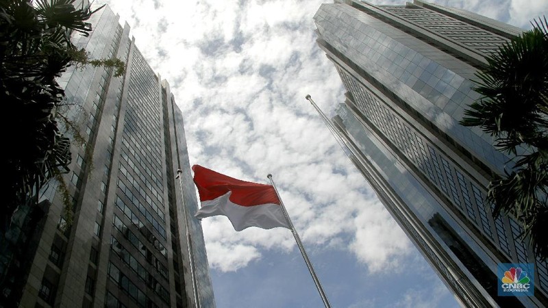 Pasca tragedi ambruknya selasar di Tower II, aktivitas hari ini berjalan normal meski sebagian karyawan yang berkantor di Tower 2 diliburkan.