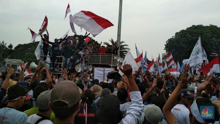 Menteri Kelautan dan Perikanan Susi Pudjiastuti menemui nelayan yang melakukan aksi demonstrasi menolak pelarangan penggunaan alat cantrang di depan Istana