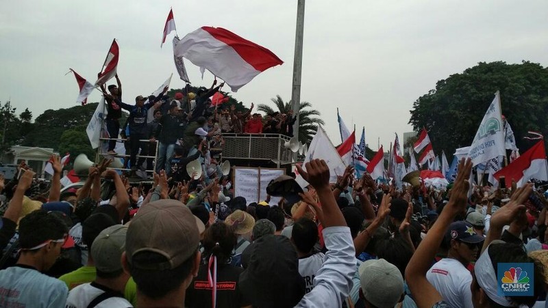 Menteri Kelautan dan Perikanan Susi Pudjiastuti menemui nelayan yang melakukan aksi demonstrasi menolak pelarangan penggunaan alat cantrang di depan Istana