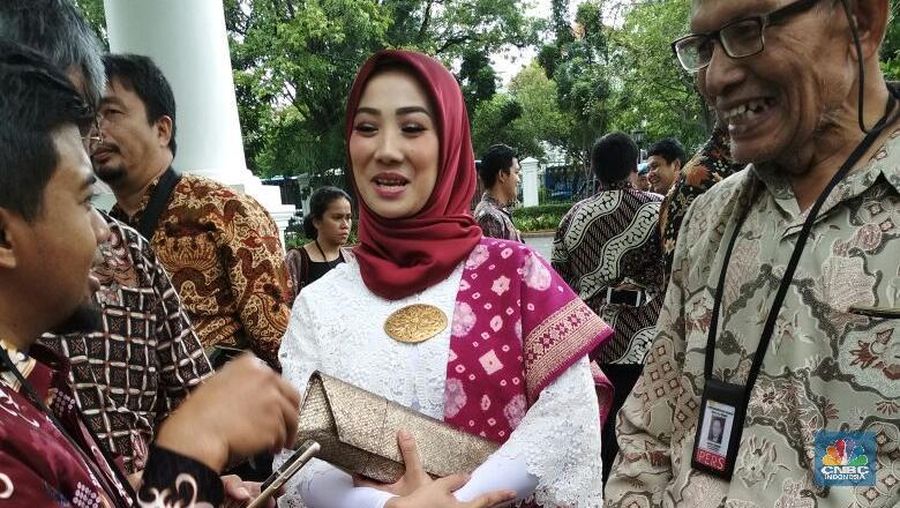 Idrus Marham dilantik sebagai Menteri Sosial pada Rabu (17/1/2018), didampingi sang istri yang tampil cantik memukau