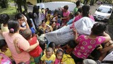 Badan vulkanologi menyatakan status Gunung Mayon pada level tiga dan bisa meletus kapan saja. (REUTERS/Stringer)