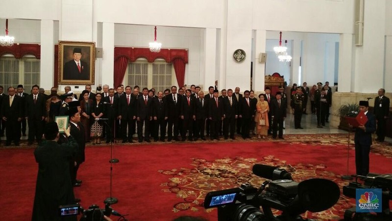 Presiden Joko Widodo (Jokowi) melantik anggota Kabinet baru dan KASAU di Istana Negara, Jakarta.