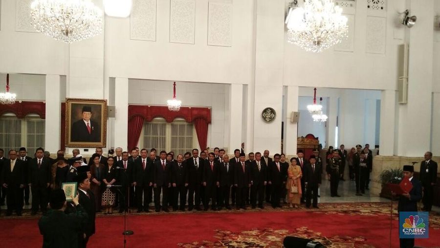 Presiden Joko Widodo mengganti satu menteri dan dua pejabat lainnya yakni Kepala Staf Presiden dan Kepala Staf Angkatan Udara