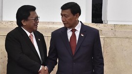 Wiranto dan OSO Saling Lempar Senyum Usai Berjabat Tangan