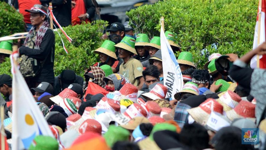 Masyarakat yang tergabung dalam Aliansi Nelayan Indonesia menuntut peraturan larangan penggunaan cantrang dihapuskan