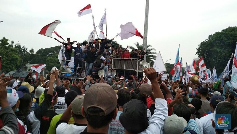 Menteri Kelautan dan Perikanan Susi Pudjiastuti menemui nelayan yang melakukan aksi demonstrasi menolak pelarangan penggunaan alat cantrang di depan Istana