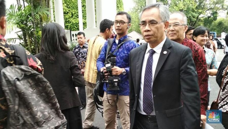 OJK melarang lembaga jasa keuangan untuk memasarkan produk yang tidak memiliki legalitas izin dari otoritas terkait.