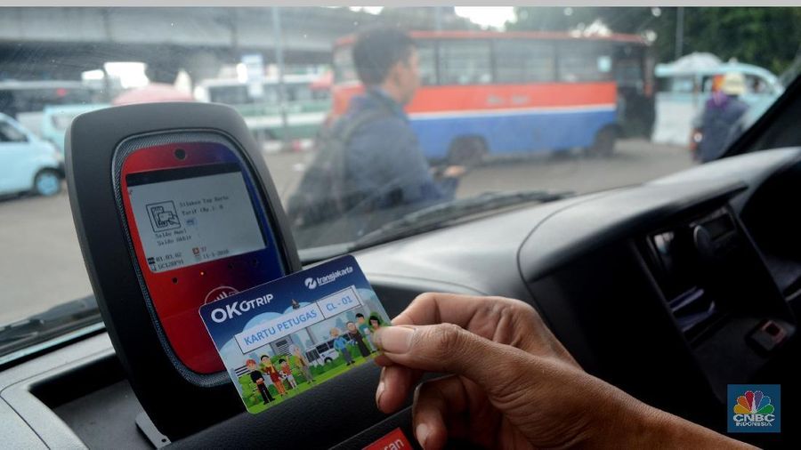 Sejak senin kemarin program One Karcis One Trip (OK Otrip) mulai diuji coba dan diberlakukan pada rute Duren Sawit-Kampung Melayu.