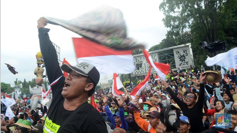 Masyarakat yang tergabung dalam Aliansi Nelayan Indonesia menuntut peraturan larangan penggunaan cantrang dihapuskan