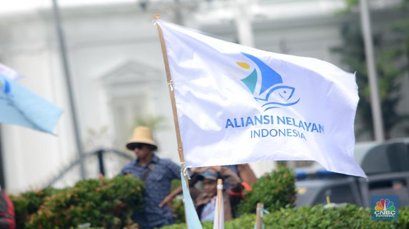 Masyarakat yang tergabung dalam Aliansi Nelayan Indonesia menuntut peraturan larangan penggunaan cantrang dihapuskan