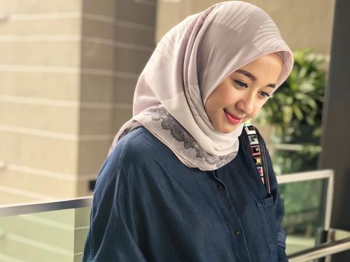 4 Jenis Bahan Jilbab Laudya C. Bella yang Bikin Hijabers Penasaran 1 4 Jenis Bahan Jilbab Laudya C. Bella yang Bikin Hijabers Penasaran 1