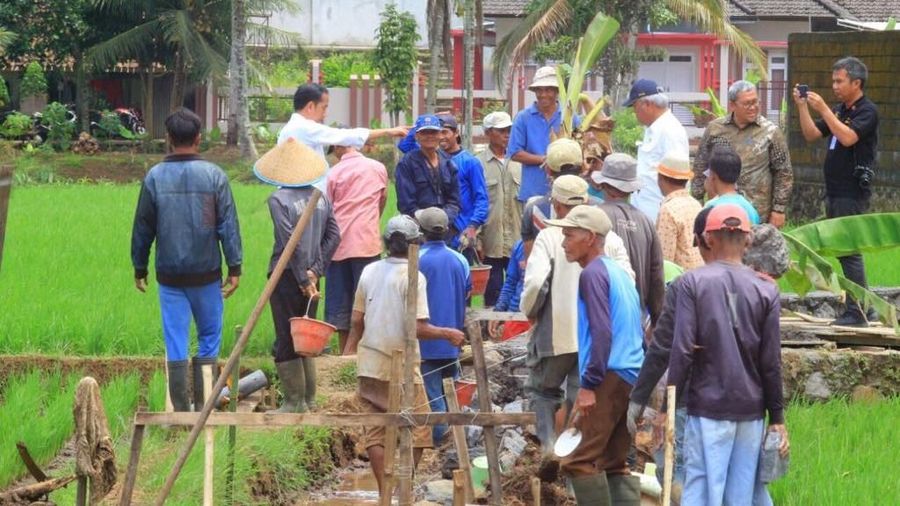 Calon presiden nomor urut 01 Joko Widodo (Jokowi) menyampaikan pidato dalam Konvensi Rakyat di SICC, Bogor, Jawa Barat, Minggu (24/2/2019).