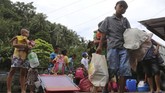 Pemerintah Filipina telah mengevakuasi sedikitnya 30 ribu warga dari zona berbahaya. (REUTERS/Stringer)