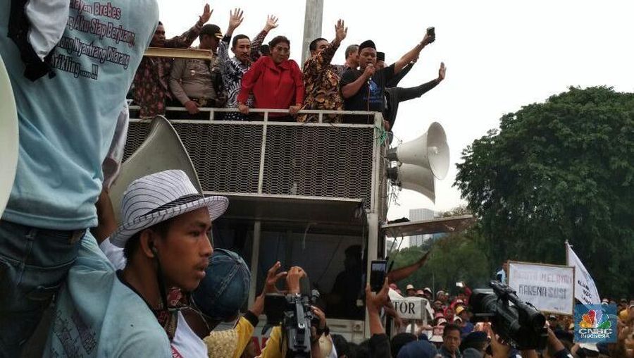 Menteri Kelautan dan Perikanan Susi Pudjiastuti menemui nelayan yang melakukan aksi demonstrasi menolak pelarangan penggunaan alat cantrang di depan Istana
