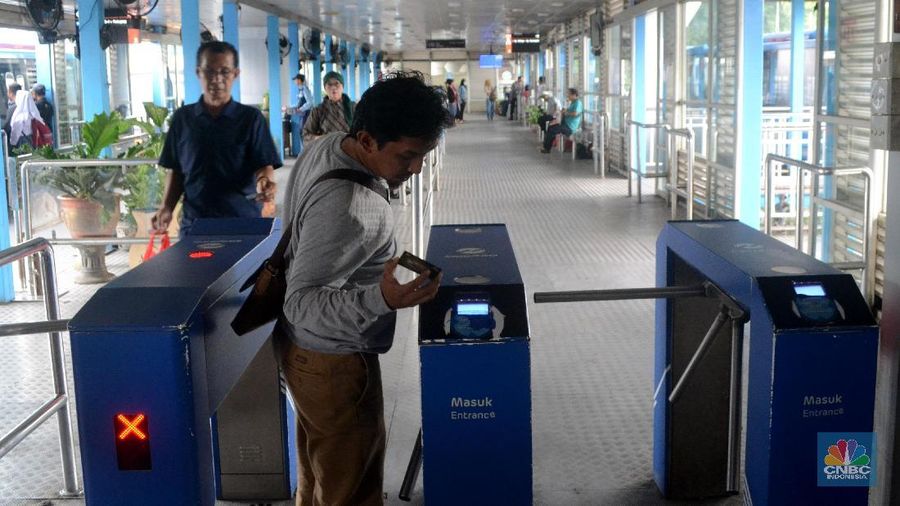 Sejak senin kemarin program One Karcis One Trip (OK Otrip) mulai diuji coba dan diberlakukan pada rute Duren Sawit-Kampung Melayu.