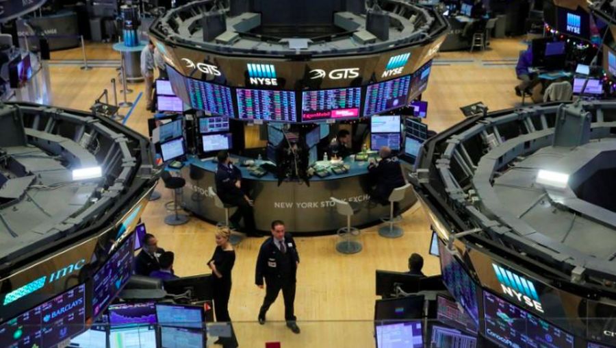 Komentar seorang anggota dewan gubernur The Fed menenangkan investor yang mengkhawatirkan kenaikan suku bunga