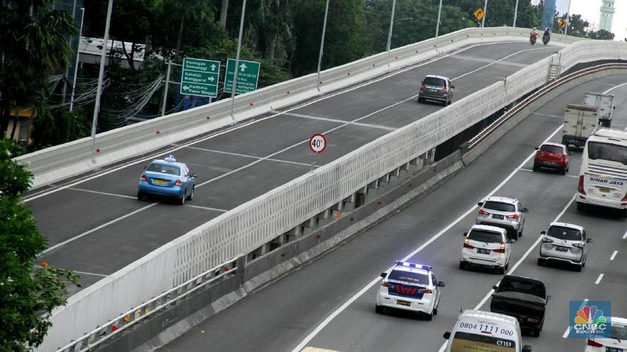 Sejumlah kendaraan melintasi Flyover Pancoran, Jakarta, Rabu (17/1/2018). Dinas Perhubungan (Dishub) DKI Jakarta mencatat, uji coba (open traffic) Flyover Pancoran yang dimulai sejak pukul 06.00 pada tadi efektif mengurangi kemacetan hingga 60 persen di jalan eksisting. Wakil Kepala Dishub DKI Jakarta, Sigit Wijatmoko mengatakan, berdasarkan hasil evaluasi lalu lintas sejak pukul 07.00-10.00, jumlah kendaraan yang melintas di sekitar kawasan Flyover Pancoran hanya berkisar 11.300 unit.
Walau telah dibuka untuk umum, namun konstruksi Flyover Pancoran masih belum mengantongi Sertifikat Laik Fungsi atau SLF.
