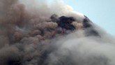 Asap tebal menyelimuti sebagian kawah Gunung Mayon seraya mengeluarkan debu dalam letusan-letusan kecil. (REUTERS/Stringer)
