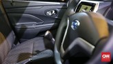 Bagian interior, bangku depan terpisah yang di tengahnya terdapat rem tangan hingga layar sentuh sebagai pusat informasi serta dual airbag.(dok. CNNIndonesia/Safir Makki)