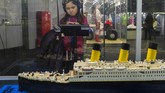 Kisah kapal Titanic yang terkenal juga menjadi objek imajinasi dalam pameran mainan LEGO di Polandia. (Anadolu Agency/Omar Marques)