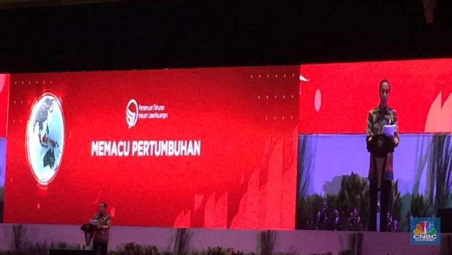 Presiden Joko Widodo meminta bank untuk menyalurkan kredit segera, jangan hanya sibuk kumpulkan dana saja.
