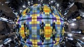 Cerminan seorang pengunjung terlihat di cermin-cermin di depan sebuah tembok yang dipasangi contoh karpet. Ini terjadi pada pameran perdagangan karpet dan lantai Domotex di Hanover, Jerman bagian tengah. (AFP PHOTO / dpa / Peter Steffen)