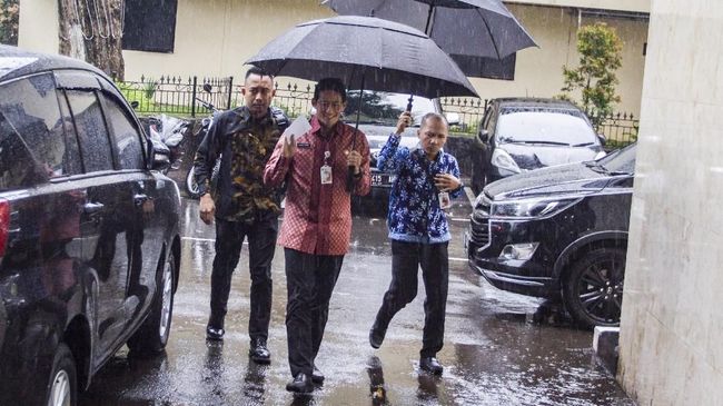 Salah Naik Mobil, Sandiaga Uno Jewer Ajudan