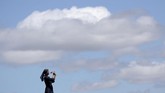 Seorang biarawati mengambil foto setelah Paus Fransiskus meninggalkan kebaktian di Landasan Udara Maquehue Temuco, Chile. (REUTERS/Alessandro Bianchi)