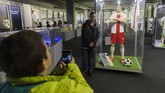 Sejumlah tokoh pun ditampilkan dalam susunan mainan LEGO dan menjadi atraksi foto bagi pengunjung. (Anadolu Agency/Omar Marques)