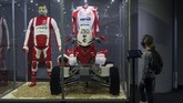 Pebalap reli Polandia, Rafal Sonik yang terbuat dari mainan LEGO dipamerkan saat pameran LEGO di Stadion Wroclaw di Wroclaw, Polandia. (Anadolu Agency/Omar Marques)