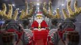 Santa Claus dan para rusanya juga jadi bagian dalam pameran mainan favorit banyak anak-anak di dunia ini. (Anadolu Agency/Omar Marques)