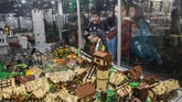 Anak-anak melihat sebuah desa dan sebuah puri yang terbuat dari mainan LEGO. (Anadolu Agency/Omar Marques)