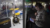 Seorang anak memeriksa instalasi layar sentuh untuk alat musik, yang terbuat dari mainan LEGO. (Anadolu Agency/Omar Marques)