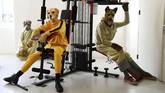 Tiga orang model menampilkan karya Julien David untuk koleksi busana musim gugur/dingin 2018/2019 yang juga jadi bagian pada Fashion Week pria di Paris. (AFP PHOTO / BERTRAND GUAY)