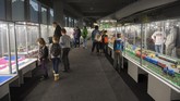 Orang-orang mengunjungi pameran LEGO di Stadion Wroclaw di Wroclaw, Polandia pada tanggal 17 Januari 2018. Pameran LEGO mencakup area seluas 1.700 meter persegi dengan sekitar 100 model atraksi yang berbeda. (Anadolu Agency/Omar Marques)