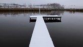 Salju menutupi dermaga kecil di danau dekat perkampungan Etyek, Hungaria. (REUTERS/Bernadett Szabo)