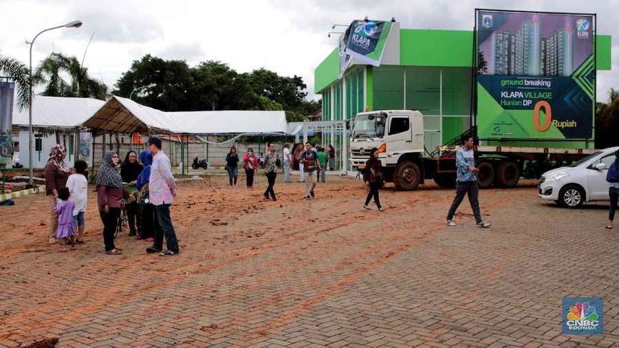 Banyak warga sekitar antusias melihat rumah DP Rp 0 yang sudah diresmikan pembangunannya oleh Gubernur DKI Jakarta Anies Baswedan