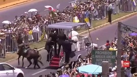VIDEO: Saat Paus Menolong Polisi Cile yang Jatuh dari Kuda