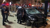 Menurut kepolisian, sopir mobil itu kehilangan kendali sehingga menabrak pembatas trotoar. Sopir itu kemudian dibawa untuk diinterogasi. (AFP Photo/Carl de Souza)