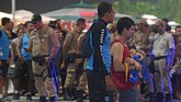 Mobil hitam itu terus melaju hingga akhirnya berhenti di pantai, di mana para korban sudah bergelimpangan. (AFP Photo/Carl de Souza)