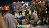 Para warga sekitar langsung panik. Seorang pegawai restoran di pantai di Rio de Janeiro itu mengatakan bahwa penduduk berupaya menolong semampunya. (AFP Photo/Carl de Souza)
