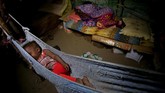 Perang saudara di Yaman telah menelan korban lebih dari 10.000 jiwa, melumpuhkan perekonomian, menyebabkan epidemi kolera yang menewaskan hampir 2.000 orang dan mendorong negara tersebut ke ambang kelaparan. (REUTERS/Abduljabbar Zeyad)