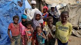 Ayoub Mohammed Ruzaiq, 11 tahun, dan keluarganya berdiri di depan gubuk yang terletak di sebelah tempat pembuangan sampah dekat Kota Hudaidah, Yaman, 9 Januari 2018. (REUTERS/Abduljabbar Zeyad)