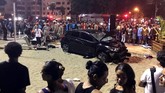 Pesisir pantai Copacabana yang sedang dipadati turis berubah mencekam ketika sebuah mobil menerobos trotoar pembatas dan menabrak kerumunan orang pada Kamis (18/1). (Reuters/Sebastian Rocandio)