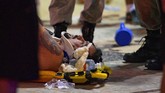 Suasana kembali tegang ketika otoritas menginformasikan ada satu bayi meninggal dunia dan 17 orang terluka akibat insiden itu. (AFP Photo/Carl de Souza)