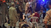 Dalam proses pemeriksaan, sopir itu mengaku memiliki penyakit epilepsi. Kepolisian pun menemukan obat anti-epilepsi di dalam mobil pria tersebut. (Reuters/Lucas Landau)
