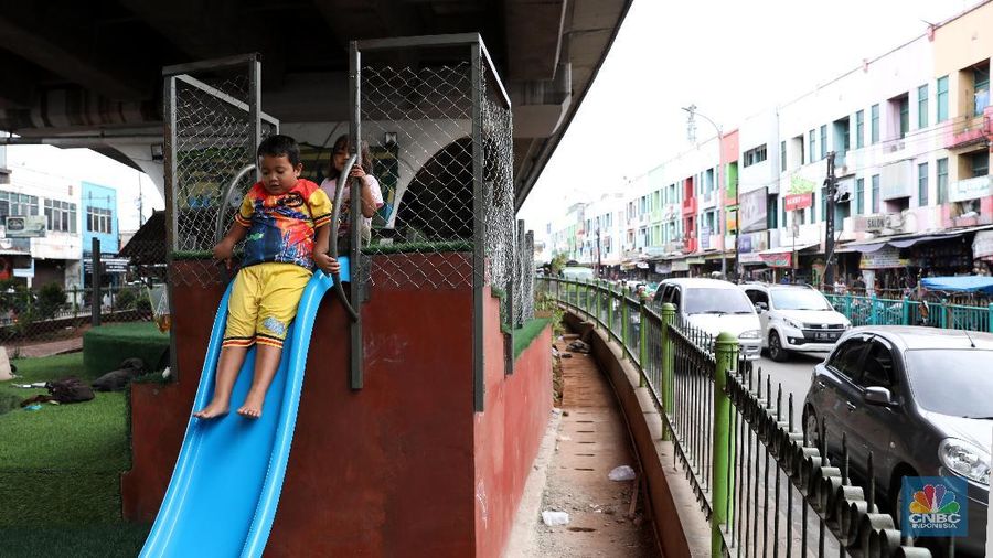 Komunitas Taman Baca Masyarakat mendirikan taman baca di bawah kolong flyover Ciputat untuk meningkatkan minat baca warga dan anak jalanan.