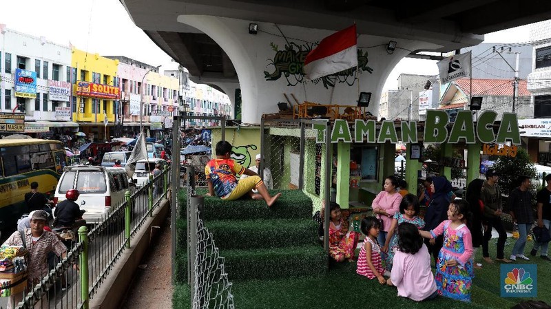 Komunitas Taman Baca Masyarakat mendirikan taman baca di bawah kolong flyover Ciputat untuk meningkatkan minat baca warga dan anak jalanan.